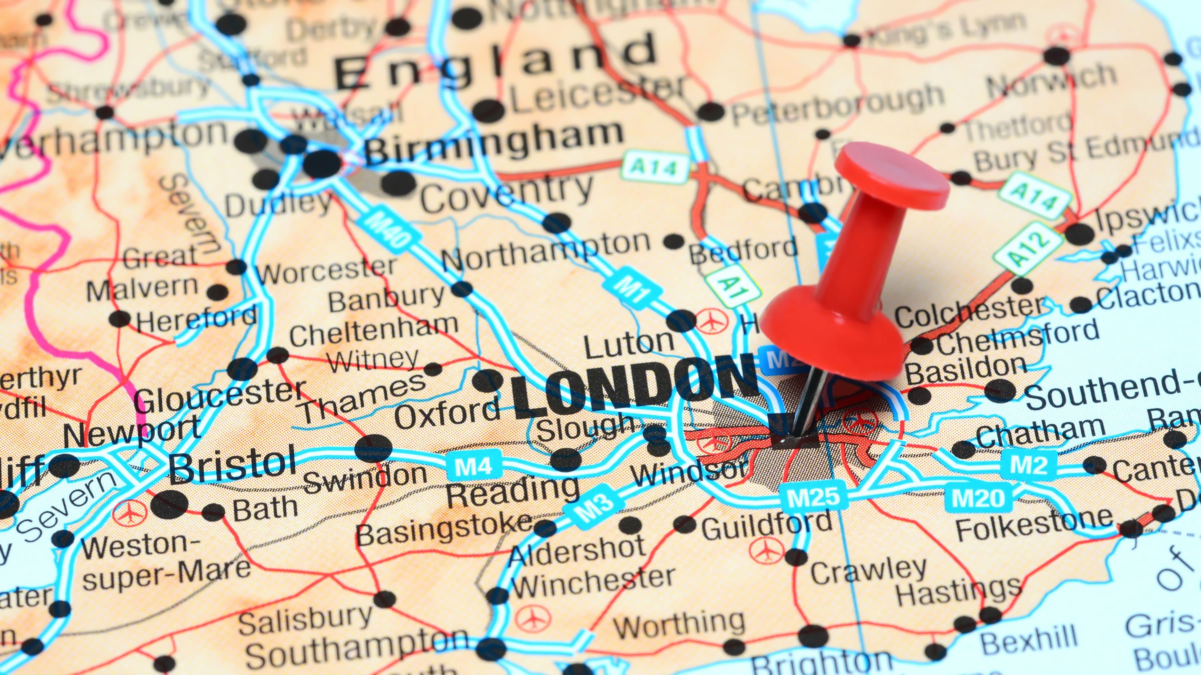 Viajante consultando rotas e mapa de transporte público de metrô em Londres durante viagem no Reino Unido