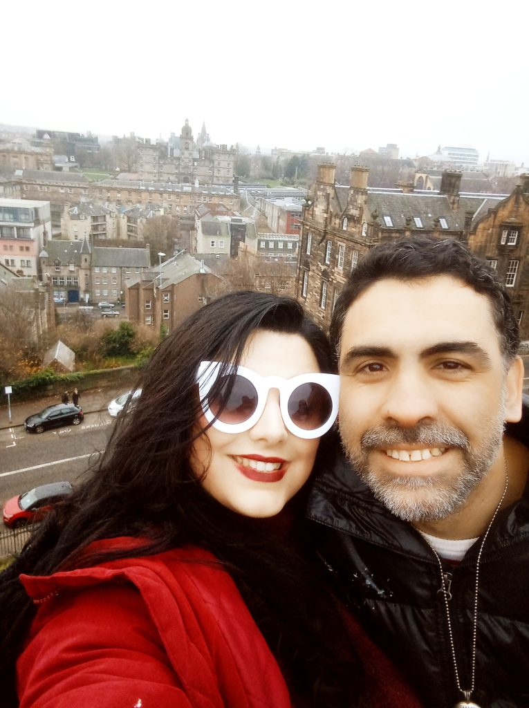 Stephanie Bueno e Rafinha Soares, blogueiros de viagem, especialistas em marketing de conteúdo e escrita criativa. Foto em uma das suas viagens à Edimburgo em Novembro, no Reino Unido.
