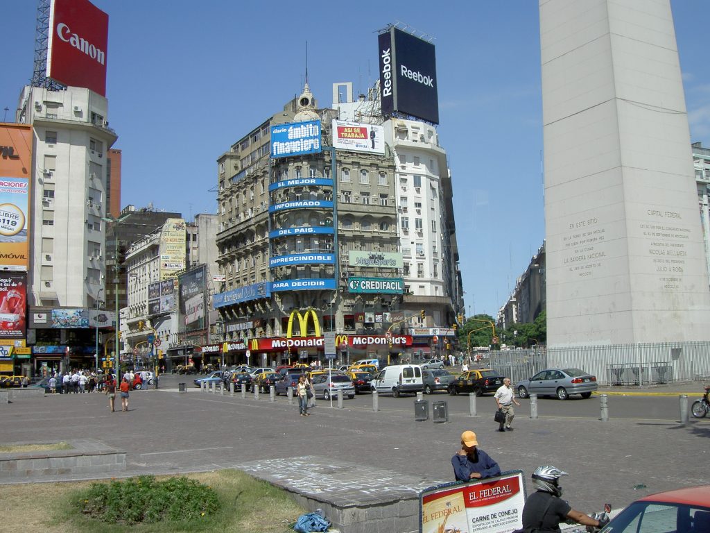 Avenida 9 de Julio e Obelisco de Buenos Aires na Argentina em dia de sol