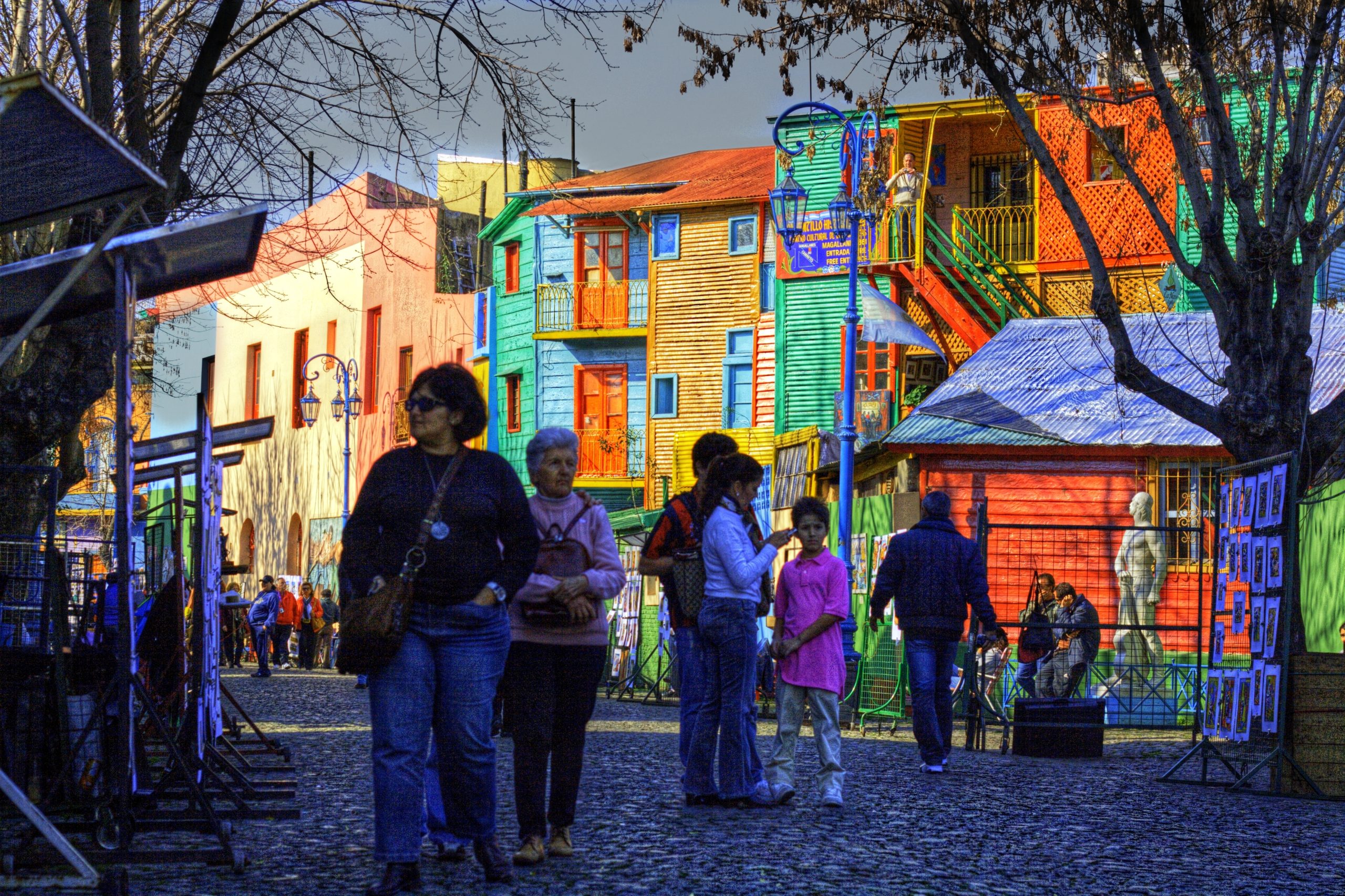 Casas coloridas e pedestres caminhando pela rua histórica do Caminito em La Boca, Buenos Aires