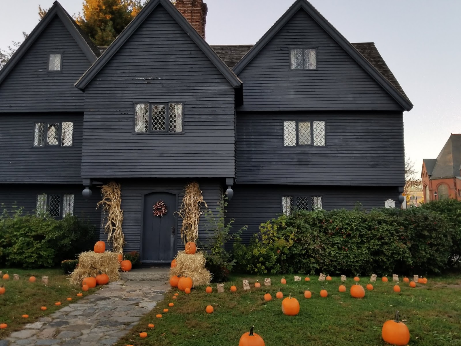 Fachada histórica de madeira escura da The Witch House em Salem Massachusetts em dia de outono
